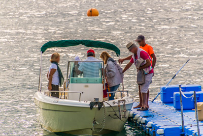 El portem a la seva embarcació. Servei de barqueig i lloguer d'amarradors boies a Tossa de Mar (Costa Brava)