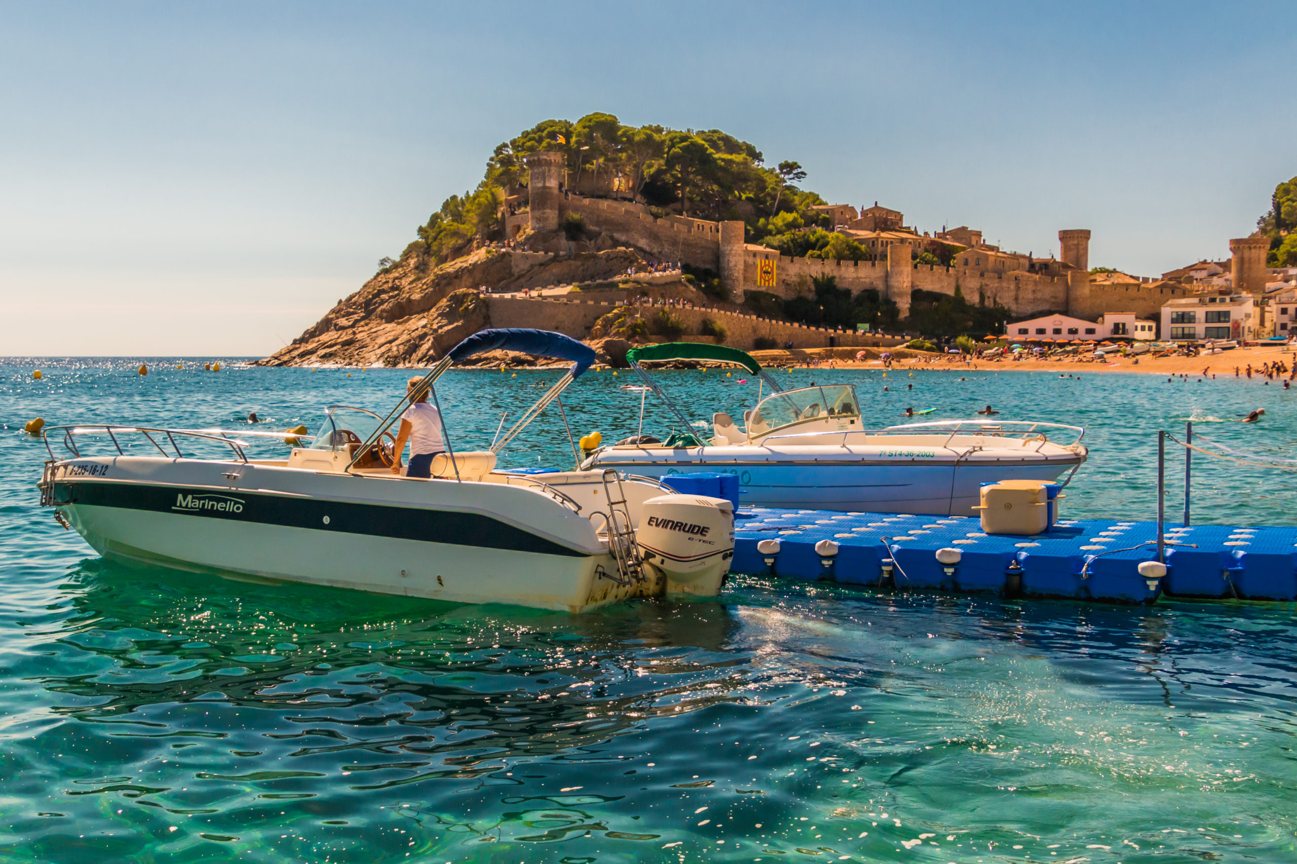 El portem a la seva embarcació. Servei de barqueig i lloguer d'amarradors boies a Tossa de Mar (Costa Brava)